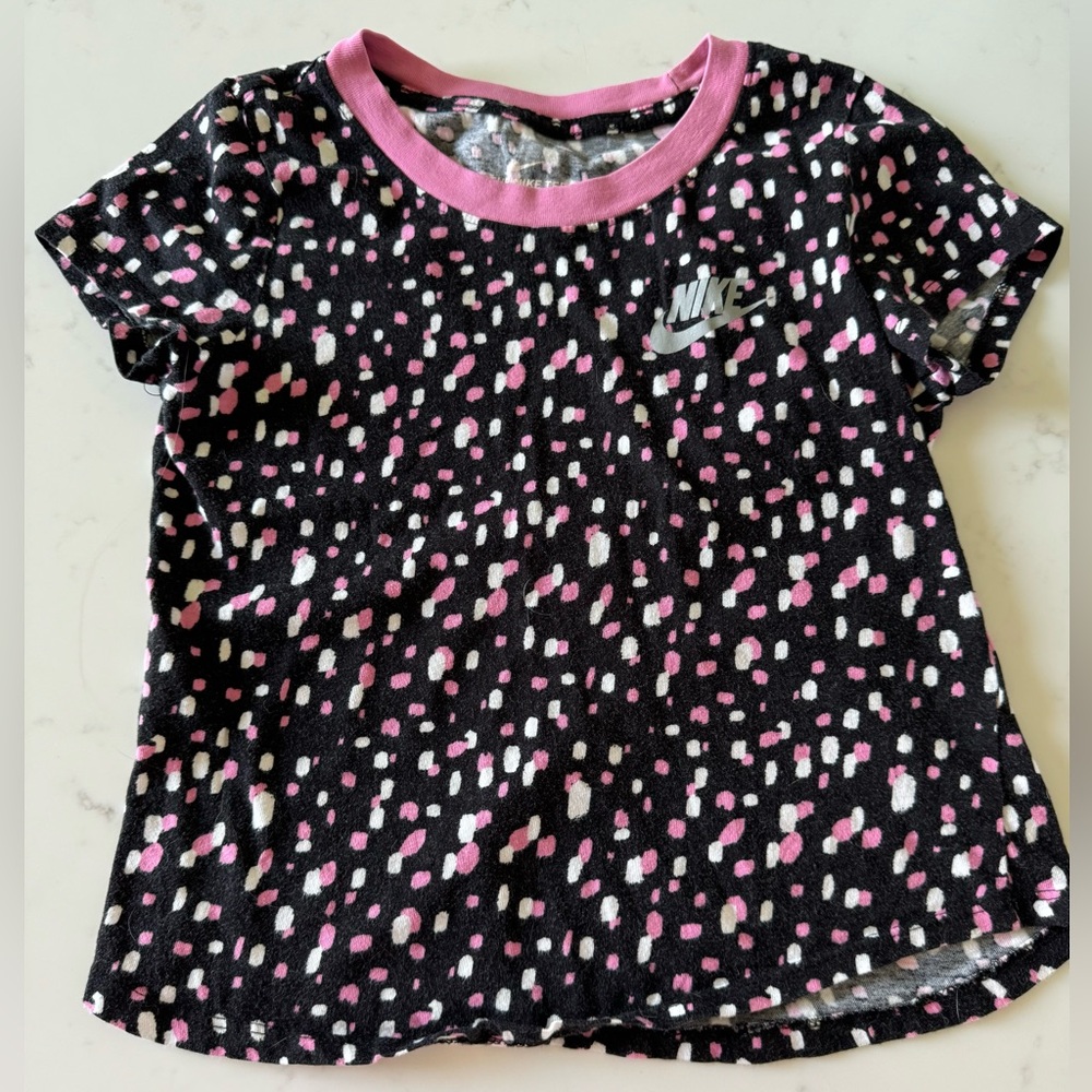 Girls Nike tee black with white and pink pattern medium